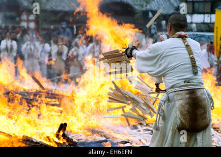 Tokio, Japan. 8. März 2015. Ein praktizierender des Shugendo Religion führt während der heimlich-Matsuri in Takao-San Yakuo in Yuki-Ji-Tempel, Hachioji-Shi, Tokyo. Shugendo Anhänger, auch genannt "Yamabushi" führen Sie Schutz vor Unglück und für eine gute Gesundheit zu erhalten und für den Frieden in der Welt zu beten. Besucher können am Ende der Zeremonie die Vorteile erhalten teilnehmen. Shugendo ist eine einzigartige japanische Religion, die Buddhismus und alten Berg Anbetung mischt. Das Festival findet jährlich am zweiten Sonntag im März statt. Bildnachweis: Aflo Co. Ltd./Alamy Live-Nachrichten Stockfoto