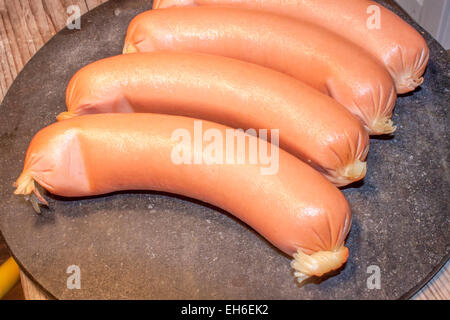 Wurst, Würstchen, weiß, isoliert, Schweinefleisch, frisch, Hintergrund, Fleisch, Essen, roh, ungekocht, Essen an Bord, geräuchert, Closeup, Ernährung, Stockfoto