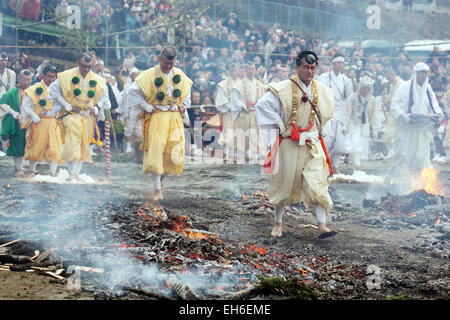 Tokio, Japan. 8. März 2015. Praktiker des Shugendo Religion Fuß über einen Pfad der schwelende Glut während der heimlich-Matsuri in Takao-San Yakuo in Yuki-Ji-Tempel, Hachioji-Shi, Tokyo. Shugendo Anhänger, auch genannt "Yamabushi" führen Sie Schutz vor Unglück und für eine gute Gesundheit zu erhalten und für den Frieden in der Welt zu beten. Besucher können am Ende der Zeremonie die Vorteile erhalten teilnehmen. Shugendo ist eine einzigartige japanische Religion, die Buddhismus und alten Berg Anbetung mischt. Bildnachweis: Aflo Co. Ltd./Alamy Live-Nachrichten Stockfoto