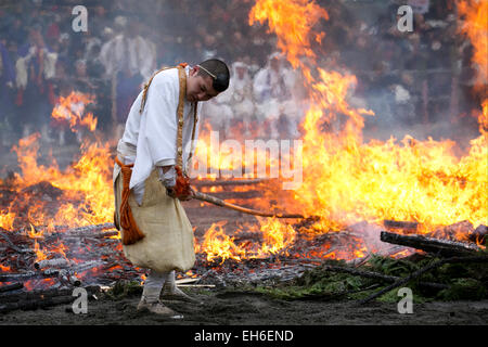 Tokio, Japan. 8. März 2015. Ein praktizierender des Shugendo Religion führt während der heimlich-Matsuri in Takao-San Yakuo in Yuki-Ji-Tempel, Hachioji-Shi, Tokyo. Shugendo Anhänger, auch genannt "Yamabushi" führen Sie Schutz vor Unglück und für eine gute Gesundheit zu erhalten und für den Frieden in der Welt zu beten. Besucher können am Ende der Zeremonie die Vorteile erhalten teilnehmen. Shugendo ist eine einzigartige japanische Religion, die Buddhismus und alten Berg Anbetung mischt. Das Festival findet jährlich am zweiten Sonntag im März statt. Bildnachweis: Aflo Co. Ltd./Alamy Live-Nachrichten Stockfoto