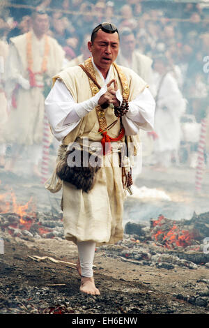 Tokio, Japan. 8. März 2015. Ein praktizierender des Shugendo Religion durchschreitet einen Weg der schwelende Glut während der heimlich-Matsuri in Takao-San Yakuo in Yuki-Ji-Tempel, Hachioji-Shi, Tokyo. Shugendo Anhänger, auch genannt "Yamabushi" führen Sie Schutz vor Unglück und für eine gute Gesundheit zu erhalten und für den Frieden in der Welt zu beten. Besucher können am Ende der Zeremonie die Vorteile erhalten teilnehmen. Shugendo ist eine einzigartige japanische Religion, die Buddhismus und alten Berg Anbetung mischt. Bildnachweis: Aflo Co. Ltd./Alamy Live-Nachrichten Stockfoto