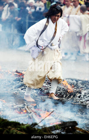 Tokio, Japan. 8. März 2015. Ein praktizierender des Shugendo Religion durchschreitet einen Weg der schwelende Glut während der heimlich-Matsuri in Takao-San Yakuo in Yuki-Ji-Tempel, Hachioji-Shi, Tokyo. Shugendo Anhänger, auch genannt "Yamabushi" führen Sie Schutz vor Unglück und für eine gute Gesundheit zu erhalten und für den Frieden in der Welt zu beten. Besucher können am Ende der Zeremonie die Vorteile erhalten teilnehmen. Shugendo ist eine einzigartige japanische Religion, die Buddhismus und alten Berg Anbetung mischt. Bildnachweis: Aflo Co. Ltd./Alamy Live-Nachrichten Stockfoto