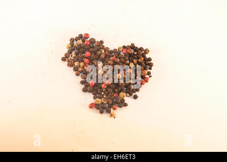 Pfeffer-Mix Herzen, isoliert auf weißem Hintergrund Stockfoto