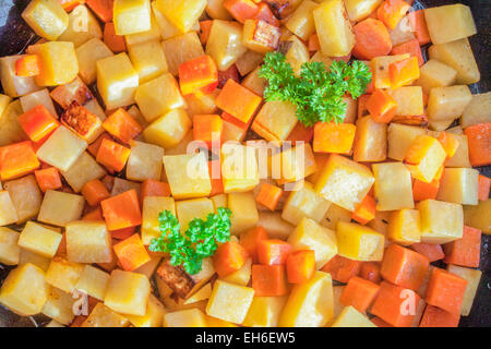 Closeup auf orange Karotten und gelbe Schwede Würfel und grüner Petersilie Stockfoto