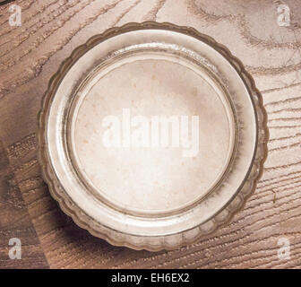 Weiße, grobes Salz in einem Glas-Topf auf hölzernen Hintergrund Stockfoto