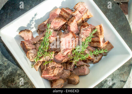 Gewürfelte Elch Fleisch und Thymian in einer Schüssel porslin Stockfoto