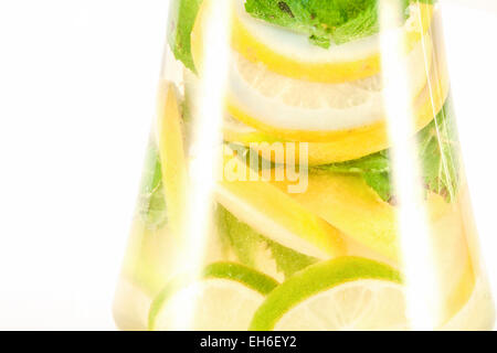 Zitrone, Limette und Minze im Glas. Isoliert auf weißem Hintergrund Stockfoto