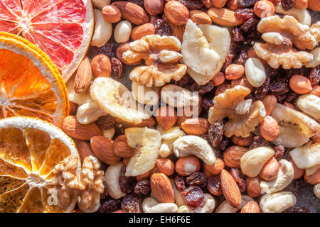 Nuss-Mix, mit Cashew-Nüssen, Walnüsse, Mandeln, trockenen Banane und etc. in der Nähe von trockenen Früchten Stockfoto