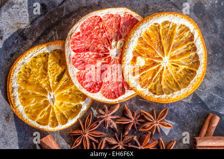 Trocken Sie, Grapefruit und Orangenscheiben, in der Nähe von Sternanis, auf einer Steinplatte Stockfoto