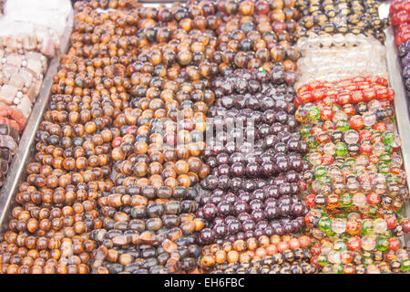 Ein paar bunte Armband, auf einem Markt Stockfoto