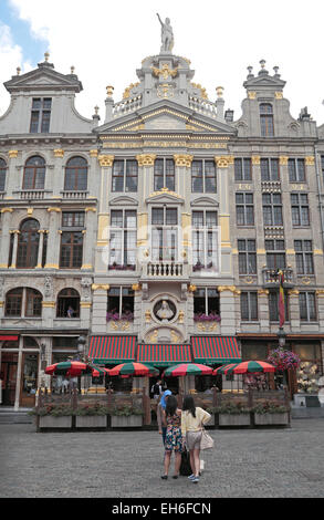 Touristen stehen vor dem La Chaloupe d ' or Restaurant, Grand Place (Grote Markt), Brüssel, Belgien. Stockfoto