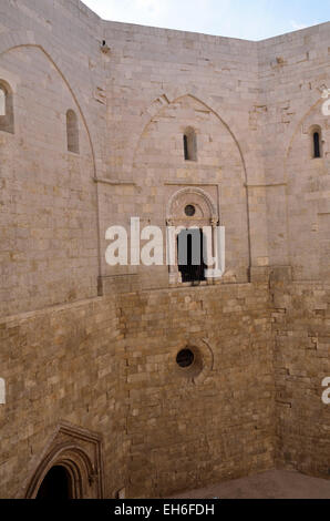 Innern eines 8 achteckigen Türmen. Castel del Monte, nahe der Stadt Andria, Apulien, Italien, Europa. gebaut von 1240 n. Chr. Stockfoto