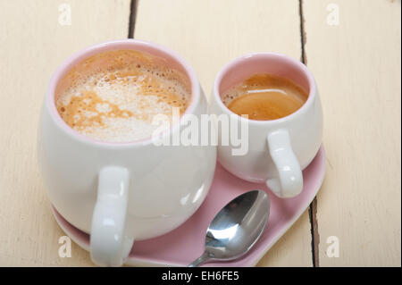 Espressokaffee serviert auf einem Teller rosa Herzform Stockfoto