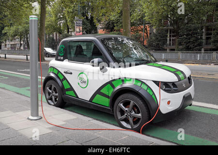 Ein Zen-Auto (Car-sharing) Elektroauto angeschlossen, um eine Straße Seite Stromquelle in Brüssel, Belgien. Stockfoto