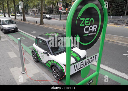 Ein Zen-Auto (Car-sharing) Elektroauto angeschlossen, um eine Straße Seite Stromquelle in Brüssel, Belgien. Stockfoto