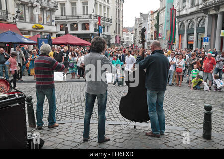 Ansicht von hinten street Band in Brüssel, Belgien. Stockfoto