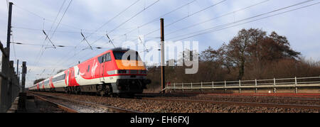 82200 Virgin Trains Betriebsgesellschaft, Klasse 82 elektrischer Hochgeschwindigkeitszug, East Coast Main Line Railway, Peterborough, Cambridge Stockfoto