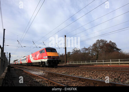 82200 Virgin Trains Betriebsgesellschaft, Klasse 82 elektrischer Hochgeschwindigkeitszug, East Coast Main Line Railway, Peterborough, Cambridge Stockfoto