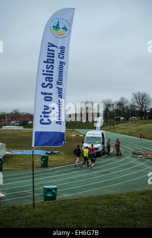 Salisbury, UK. 8. März 2015. Die Stadt von Salisbury Leichtathletik Club 10 Meile laufen in der South Wiltshire Landschaft beginnend und endend bei fünf Flüsse Leisure Centre, mit 800 Läufer angemeldet.  Bildnachweis: Paul Chambers/Alamy Live-Nachrichten Stockfoto