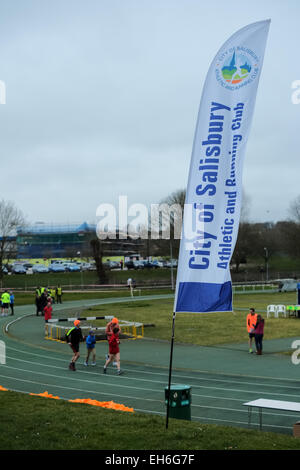 Salisbury, UK. 8. März 2015. Die Stadt von Salisbury Leichtathletik Club 10 Meile laufen in der South Wiltshire Landschaft beginnend und endend bei fünf Flüsse Leisure Centre, mit 800 Läufer angemeldet.  Bildnachweis: Paul Chambers/Alamy Live-Nachrichten Stockfoto