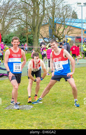 Salisbury, UK. 8. März 2015. Die Stadt von Salisbury Leichtathletik Club 10 Meile laufen in der South Wiltshire Landschaft beginnend und endend bei fünf Flüsse Leisure Centre, mit 800 Läufer angemeldet.  Bildnachweis: Paul Chambers/Alamy Live-Nachrichten Stockfoto