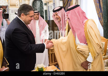 Riyadh, Saudi Arabien. 8. März 2015. Bundesminister für Wirtschaft Sigmar Gabriel (SPD) begrüßt den Minister für auswärtige Angelegenheiten, Saud al Faisal (2. von rechts) und Kronprinz Muqrin bin Abdelasis al-Saud (R), während seines Besuchs von Salman bin Abdelasis al-Saud, König und Premierminister von Saudi-Arabien in Riyadh, Saudi Arabien, 8. März 2015. Bundesminister für Wirtschaft Sigmar Gabriel und einer großen Wirtschaftsdelegation ist in der Golfregion bis Dienstag, 10. März, um Gespräche zu führen. Bildnachweis: Dpa picture Alliance/Alamy Live News Stockfoto