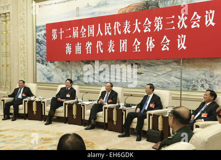 Peking, China. 8. März 2015. Wang Qishan (hinten, C), Mitglied des ständigen Ausschusses des Politbüros des Zentralkomitees der kommunistischen Partei von China (CPC) und Sekretär der CPC Zentralkommission für Inspektion der Disziplin, schließt sich eine Diskussion mit Abgeordneten, 12. nationalen Volksarmee Kongress (NPC) aus Süd-China Hainan Provinz während der dritten Sitzung des 12. NPC in Peking, Hauptstadt von China , 8. März 2015. © Pang Xinglei/Xinhua/Alamy Live-Nachrichten Stockfoto