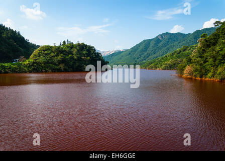 See mit Acid mine Drainage aus der Dabaoshan Mine in Guangdong, China Stockfoto