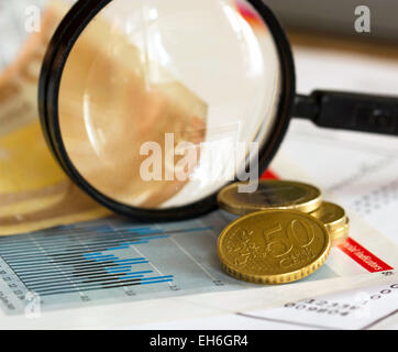 Preisindex Graph Lupe und Euro-Währung Stockfoto