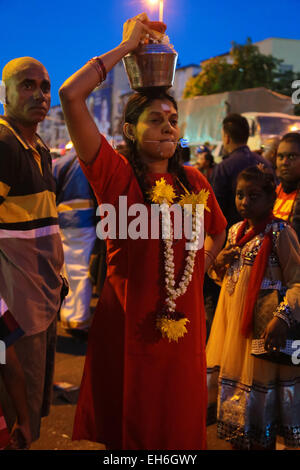 Hindu-Frau Pilger tragen Kavaldi zu Batu Höhle Tempel, Kuala Lumpur Malaysia während Thaipusam auf 3. Februar 2015 Stockfoto