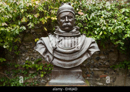 Statue von William Walker MVO (1869 – 1918) auf dem Gelände der Winchester Cathedral: der Taucher "rettete" Winchester Cathedral. VEREINIGTES KÖNIGREICH. Stockfoto