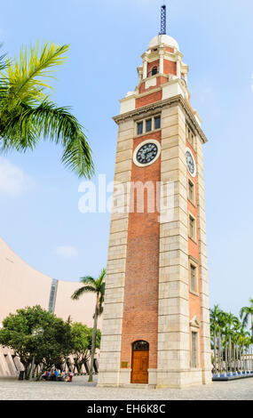 Das Wahrzeichen Tsim Sha Tsui Clock Tower, Kowloon, Hongkong Stockfoto