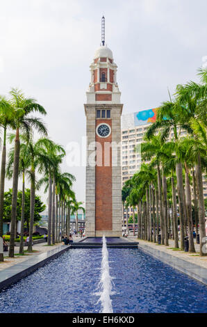 Das Wahrzeichen Tsim Sha Tsui Clock Tower, Kowloon, Hongkong Stockfoto