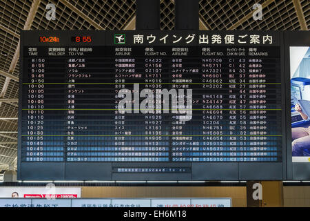 Abfahrt Flight Information Display Board in Tokio Narita International Airport, Tokio, Japan Stockfoto