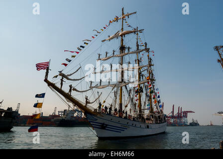 Indonesische Marinekadetten winken Auf Wiedersehen, als KRI Dewaruci (Dewa Ruci), ein indonesisches Hochschiff, in Jakarta, Indonesien, ein Segel aufsetzt. Stockfoto