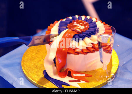 Birmingham, Vereinigtes Königreich. 8. März 2015. Eine Rosette Kuchen & ein Glas Champagner am letzten Tag der Crufts in Birmingham, UK. Bildnachweis: Jon Freeman/Alamy Live-Nachrichten Stockfoto