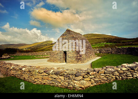 Gallarus Oratorium und Wolken. Slea Head Drive. Dingle Halbinsel, Irland Stockfoto