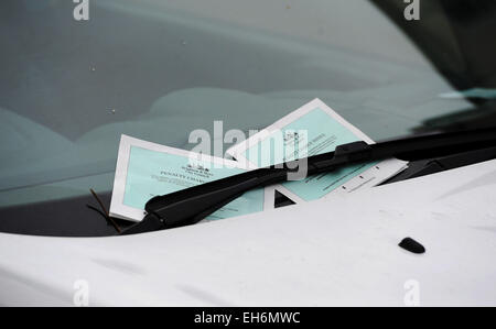 Auto mit zwei feinen Parkplatz oder Strafe kostenlos Mitteilungen unter den Scheibenwischer Stockfoto