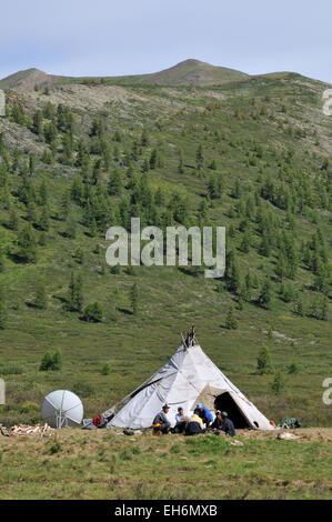 Tsaatan Dorf mit Ger/Jurte/Tipi und den grünen Bergen Stockfoto