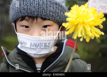 Tokio, Japan. 8. März 2015. Ein Junge besucht eine Anti-Nuke-Rallye in Tokio, die Hauptstadt von Japan, am 8. März 2015. Tausende von Menschen nahmen an der Demonstration vor der der vierte Jahrestag der Katastrophe in Tokyo Electric Power Co. Fukushima Dai-Ichi Kernkraftwerken. © Stringer/Xinhua/Alamy Live-Nachrichten Stockfoto