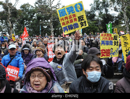 Tokio, Japan. 8. März 2015. Menschen halten Plakate zum protest gegen Atomkraft in Tokio, die Hauptstadt von Japan, am 8. März 2015. Tausende von Menschen nahmen an der Demonstration vor der der vierte Jahrestag der Katastrophe in Tokyo Electric Power Co. Fukushima Dai-Ichi Kernkraftwerken. © Stringer/Xinhua/Alamy Live-Nachrichten Stockfoto