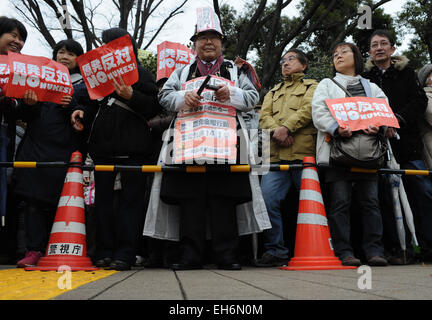 Tokio, Japan. 8. März 2015. Menschen halten Plakate zum protest gegen Atomkraft in Tokio, die Hauptstadt von Japan, am 8. März 2015. Tausende von Menschen nahmen an der Demonstration vor der der vierte Jahrestag der Katastrophe in Tokyo Electric Power Co. Fukushima Dai-Ichi Kernkraftwerken. © Stringer/Xinhua/Alamy Live-Nachrichten Stockfoto