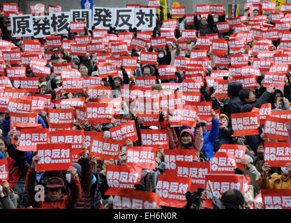 Tokio, Japan. 8. März 2015. Menschen halten Plakate zum protest gegen Atomkraft in Tokio, die Hauptstadt von Japan, am 8. März 2015. Tausende von Menschen nahmen an der Demonstration vor der der vierte Jahrestag der Katastrophe in Tokyo Electric Power Co. Fukushima Dai-Ichi Kernkraftwerken. © Stringer/Xinhua/Alamy Live-Nachrichten Stockfoto