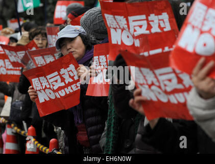 Tokio, Japan. 8. März 2015. Menschen halten Plakate zum protest gegen Atomkraft in Tokio, die Hauptstadt von Japan, am 8. März 2015. Tausende von Menschen nahmen an der Demonstration vor der der vierte Jahrestag der Katastrophe in Tokyo Electric Power Co. Fukushima Dai-Ichi Kernkraftwerken. © Stringer/Xinhua/Alamy Live-Nachrichten Stockfoto