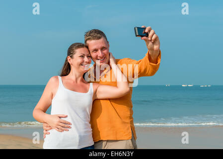 paar, fotografiert im Speicher auf dem Hintergrund des Meeres Stockfoto