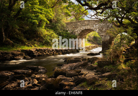 Alte Brücke Wehr. Kilanrney Seen, Gap of Dunloe. Killarney National Park, Irland Stockfoto