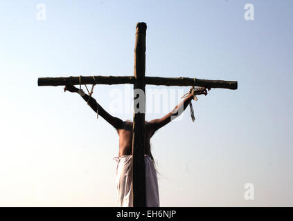 Reenactment der Kreuzigung Jesu am Karfreitag in der St. Josephs Kathedrale Kirche, erbaut 1875 am April 05,2012 in Hyderabad, Indien. Stockfoto