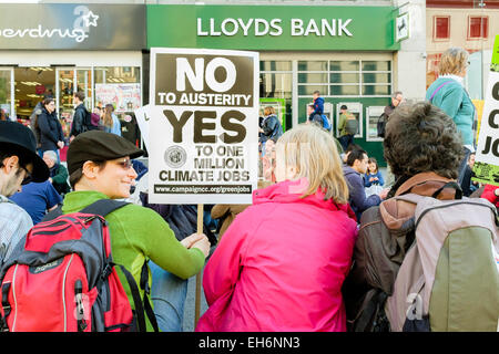 London, Großbritannien. 7. März, 2015 "Zeit zum Handeln". Im Bild: Demonstranten nehmen an einem Sit-down-Protest auf der Route des Klimawandels März in London. Stockfoto