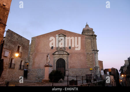 Nacht-Bild der Fassade der Kirche von San Giuliano, Erice, Sizilien Stockfoto