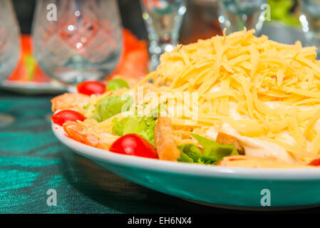 Platte mit Caesar Salat auf dem Tisch Stockfoto
